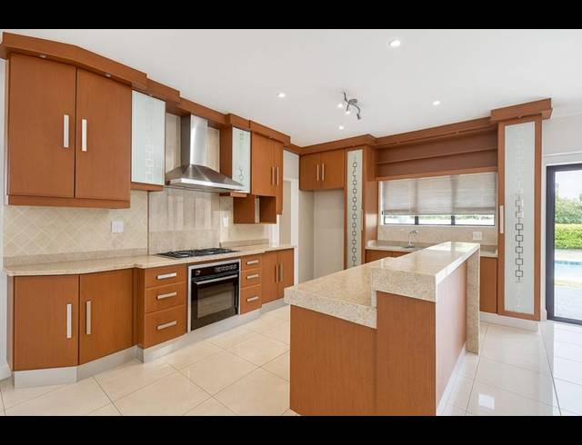 4 BEDROOM TOWNHOUSE FOR SALE IN IZINGA ESTATE